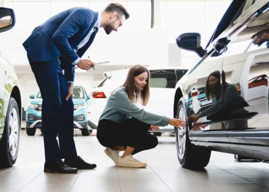 ¿Conviene comprar un auto seminuevo en agencia?