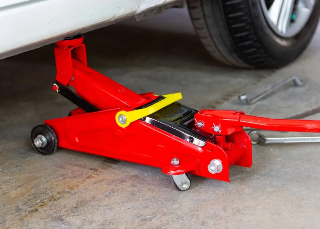 Herramientas que nunca deben faltar en tu coche